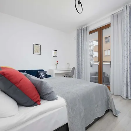 Family Cybernetyki With Ac And Parking By Renters Apartament