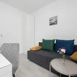 Family Cybernetyki With Ac And Parking By Renters Appartement