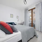 Family Cybernetyki With Ac And Parking By Renters Appartement