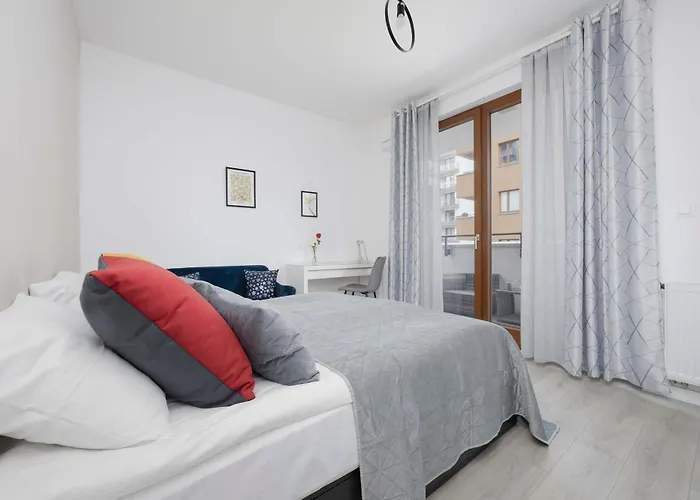 Family Cybernetyki With Ac And Parking By Renters Apartamento